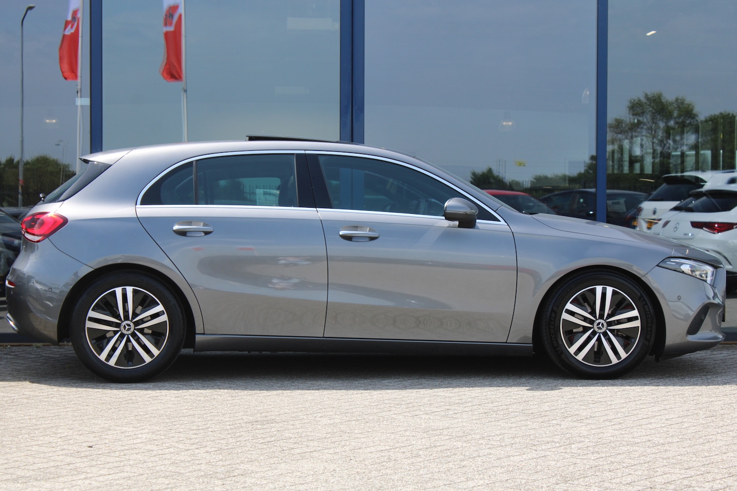 Mercedes-Benz A-klasse - 200 AUT7 Luxury Line PANORAMADAK LEDER SFEER CARPLAY KEY-LESS GO - AutoWereld.nl