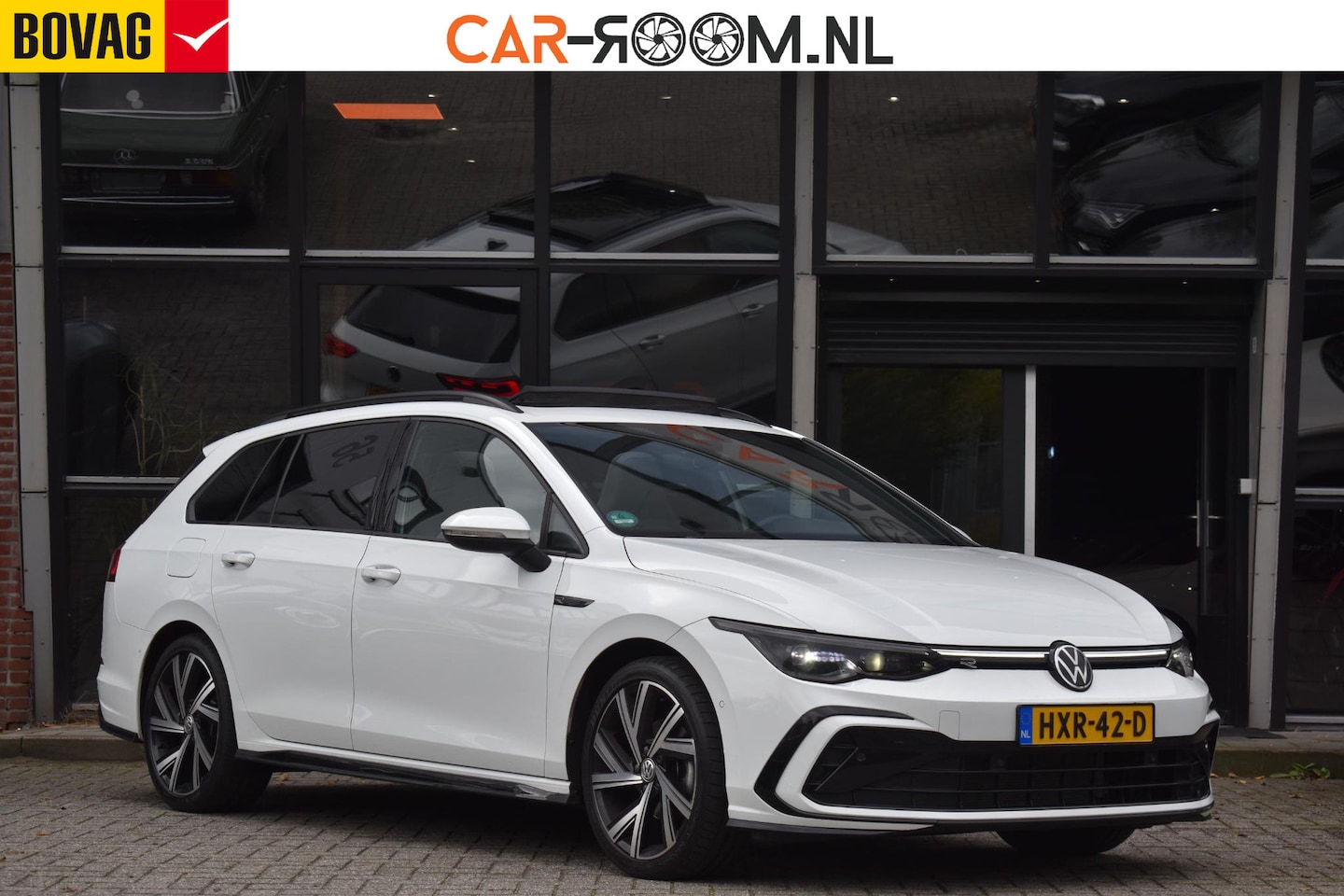 Volkswagen Golf Variant - 1.5 eTSI 3x R Line Pano Keyless Lane Camera Trekhaak - AutoWereld.nl
