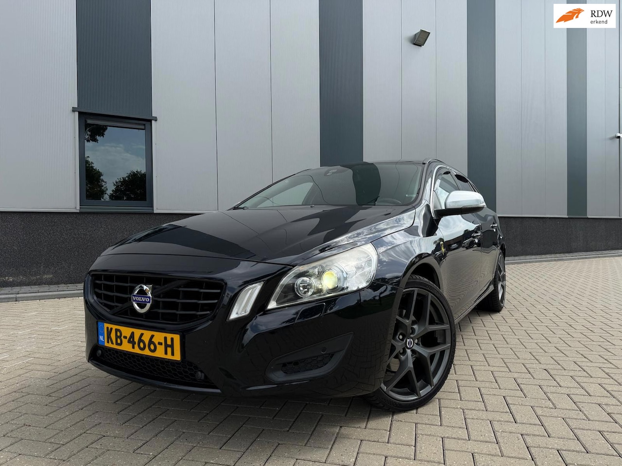 Volvo V60 - 1.6 T4 R-Design 1.6 T4 R-Design - AutoWereld.nl