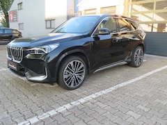 BMW iX1 - xDrive 30 Launch Edition 320 pk M style / 20 inch. velgen / Keyless entry / Head-up displa