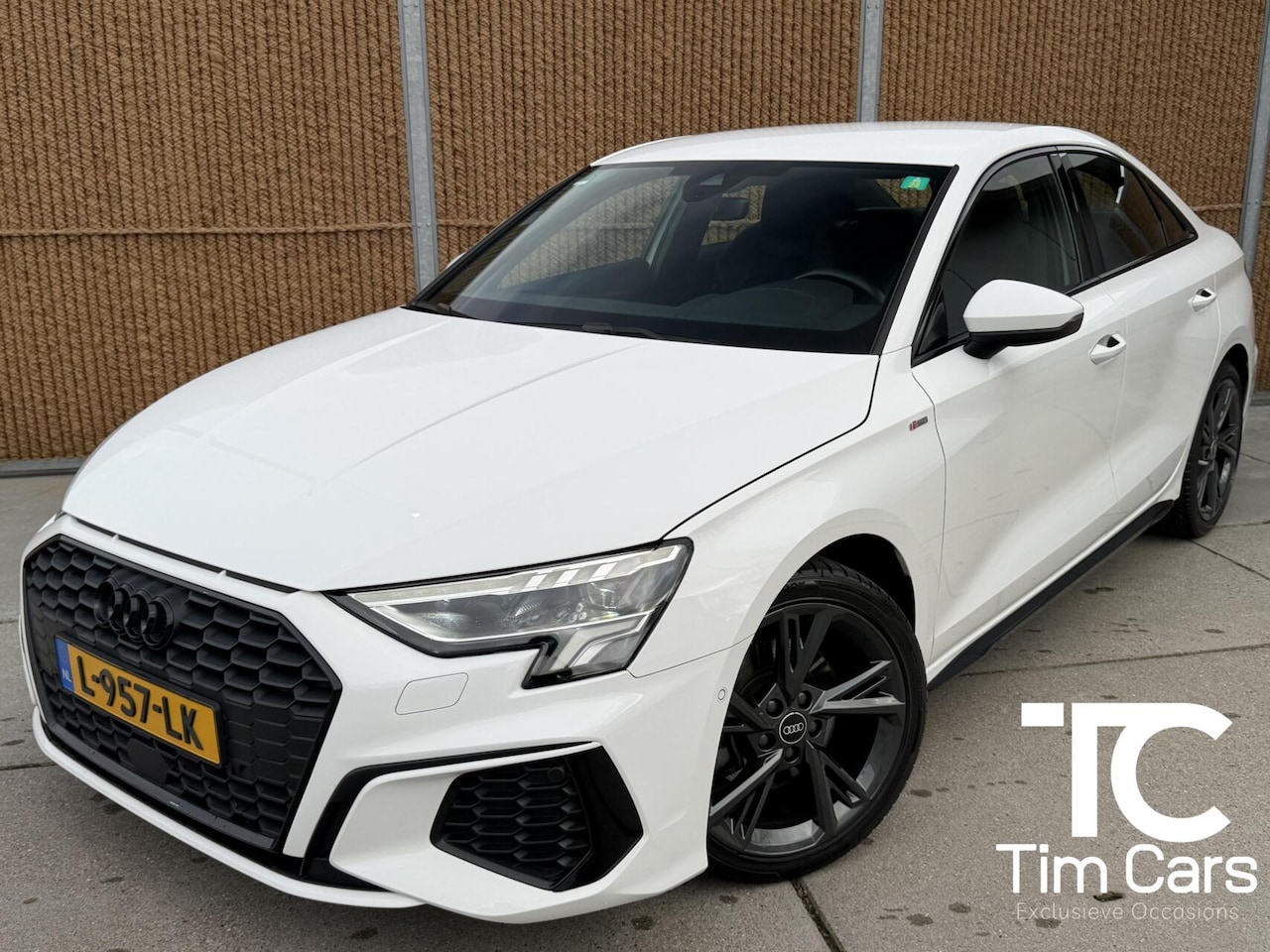 Audi A3 Limousine - 30 TFSI S edition Automaat | Stoelverwarming | Inpakeerhulp | Cruise & climate control | E - AutoWereld.nl