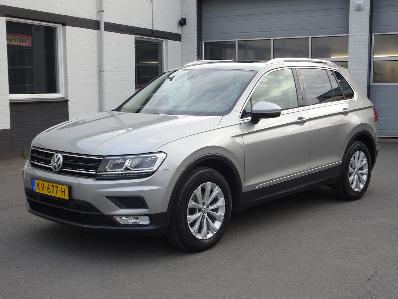 Volkswagen Tiguan - 1.4 TSI Comfortline Automatische airco, panorama dak, stoelverwarming, navigatie, led verl - AutoWereld.nl