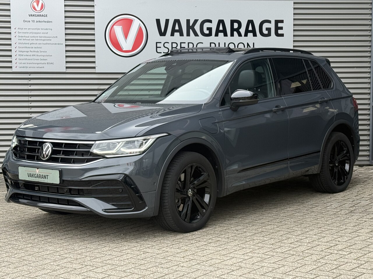 Volkswagen Tiguan - 1.4 TSI eHybrid R-Line BLACKSTYLE,PANO,TREKHAAK - AutoWereld.nl
