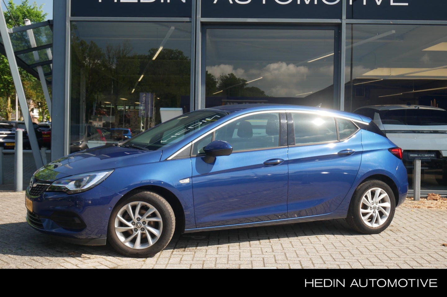 Opel Astra - 1.2 Elegance | Navigatie | Lichtmetalen velgen 16'' | Achteruitrijcamera | Parkeercensoren - AutoWereld.nl