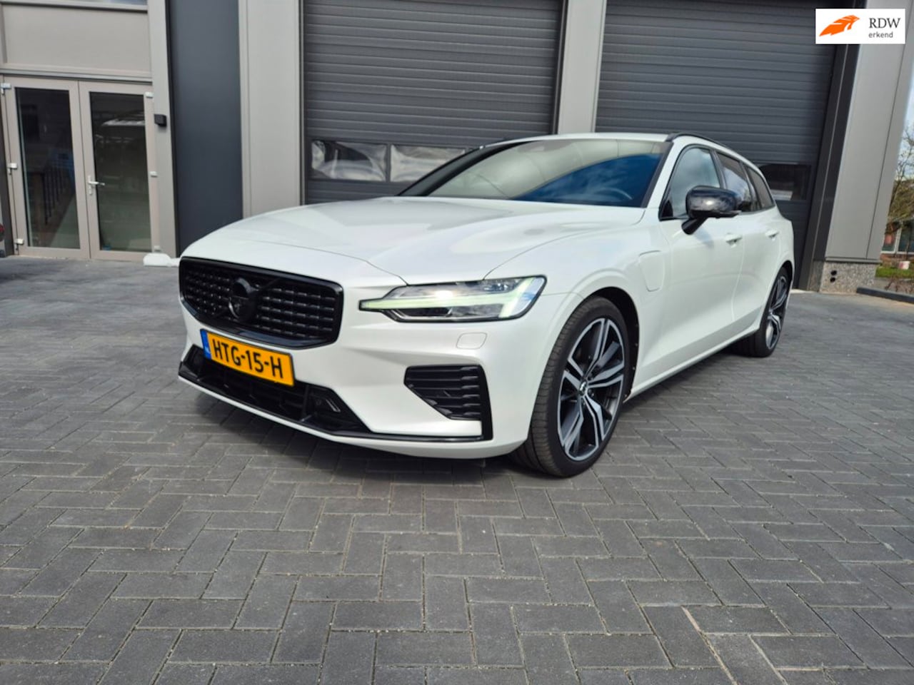 Volvo V60 - 2.0 T6 Recharge AWD R-Design PANO trekhaak - AutoWereld.nl