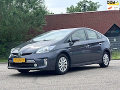 Toyota Prius - 1.8 Plug-in Aspiration Automaat*Achteruit camera*Navigatie*Trekhaak*Dealer onderhouden*Cru