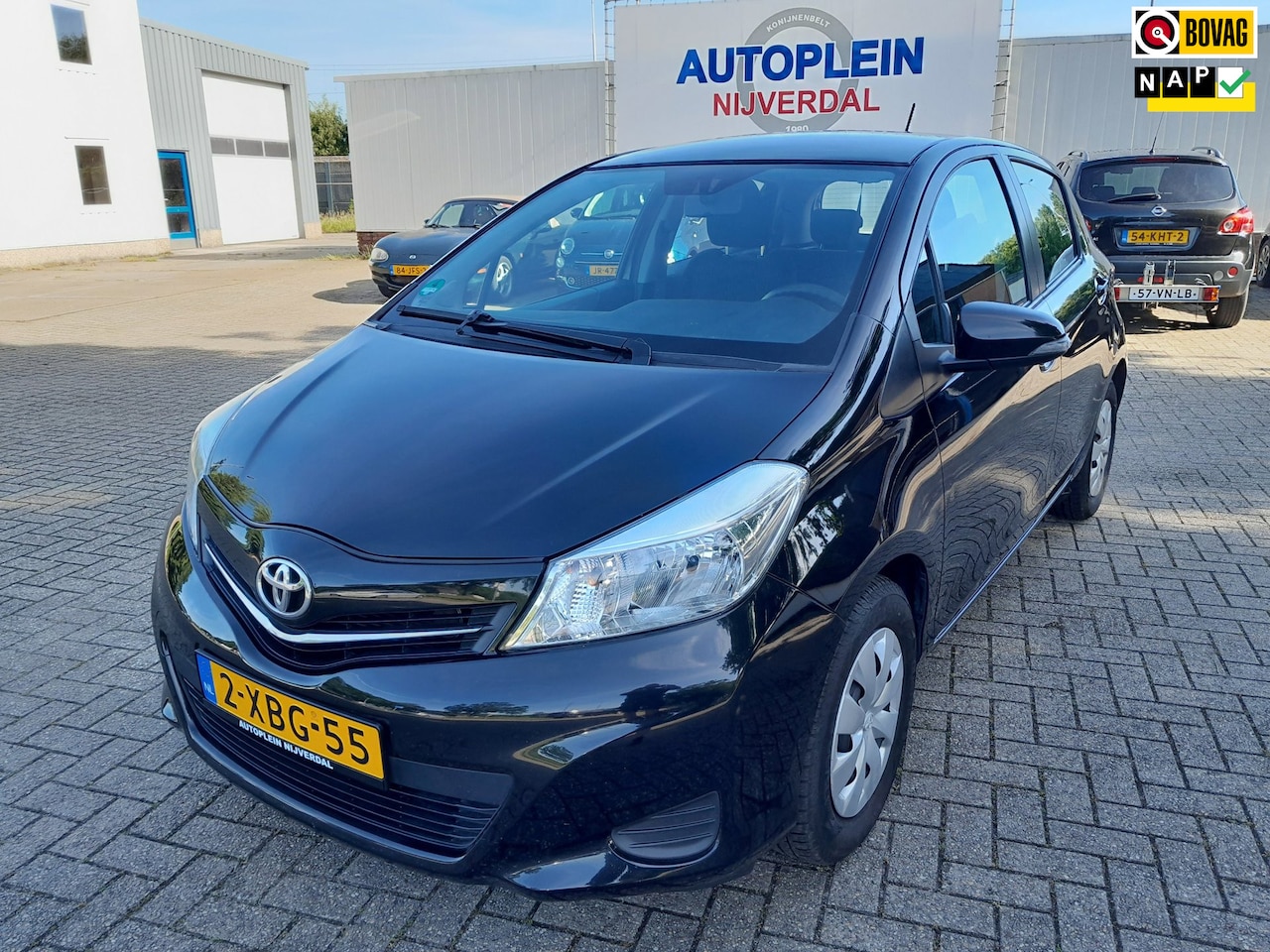 Toyota Yaris - 1.3 VVT-i Now In Nederland nieuw geleverde goed onderhouden auto op All-seasons banden! - AutoWereld.nl
