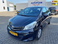 Toyota Yaris - 1.3 VVT-i Now In Nederland nieuw geleverde goed onderhouden auto op All-seasons banden