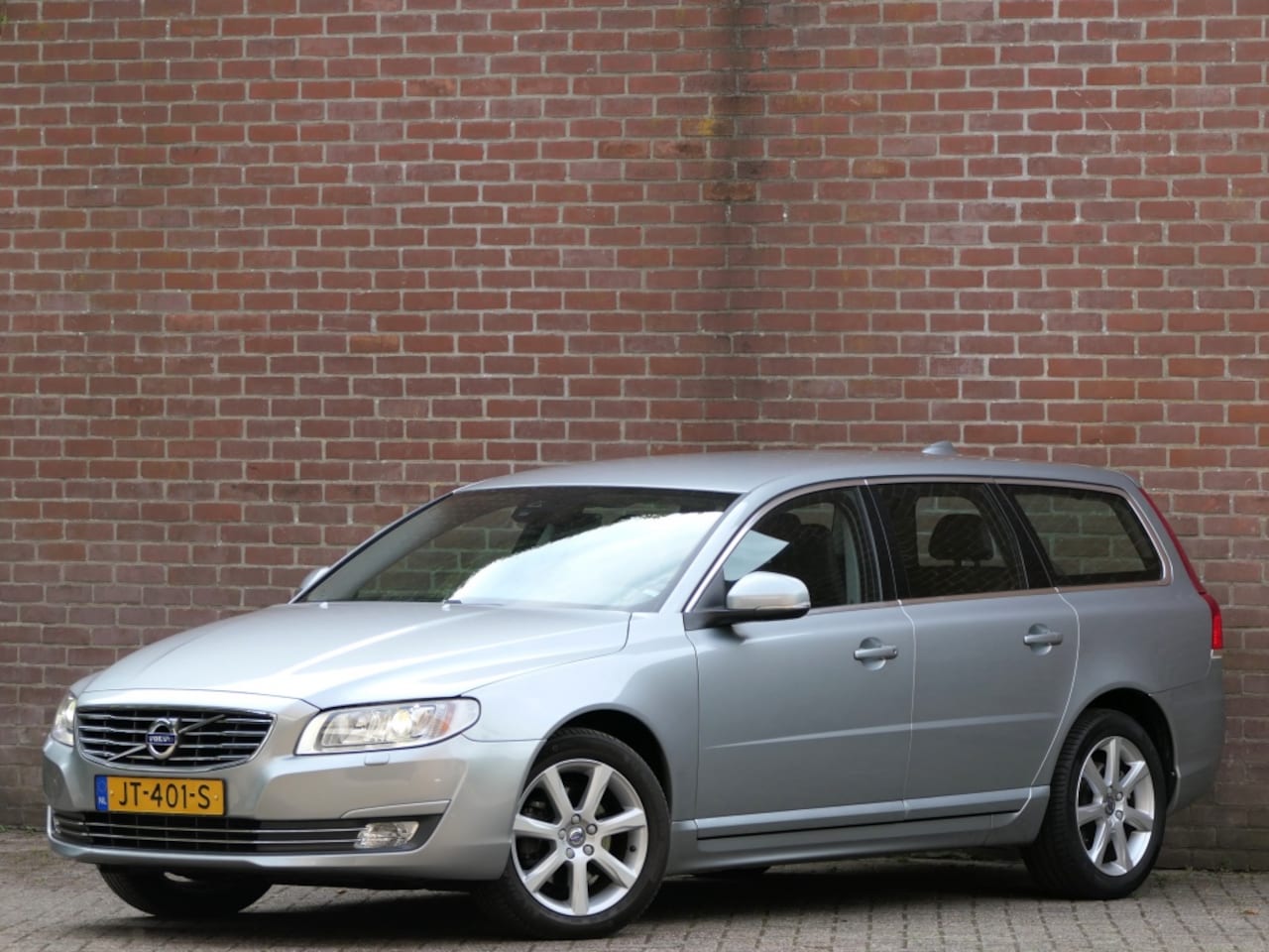 Volvo V70 - T4 AUT Polar Navi / Xenon / Trekhaak / Bluetooth - AutoWereld.nl