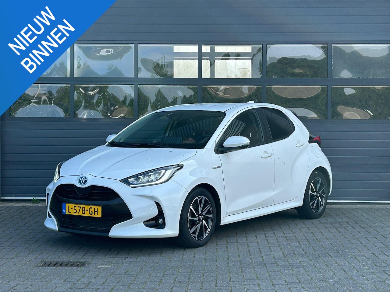 Toyota Yaris - 1.5 HYBRID STYLE I AUTOMAAT I APPLE CARPLAY I P-CAMERA I ADAPTIVE CRUISE CONTROL - AutoWereld.nl