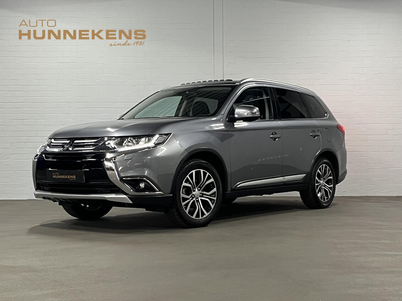 Mitsubishi Outlander - 2.0 Instyle 7 persoons | Trekhaak | Open dak | 360 Camera | Stuur-/stoelverwarming | Leder - AutoWereld.nl