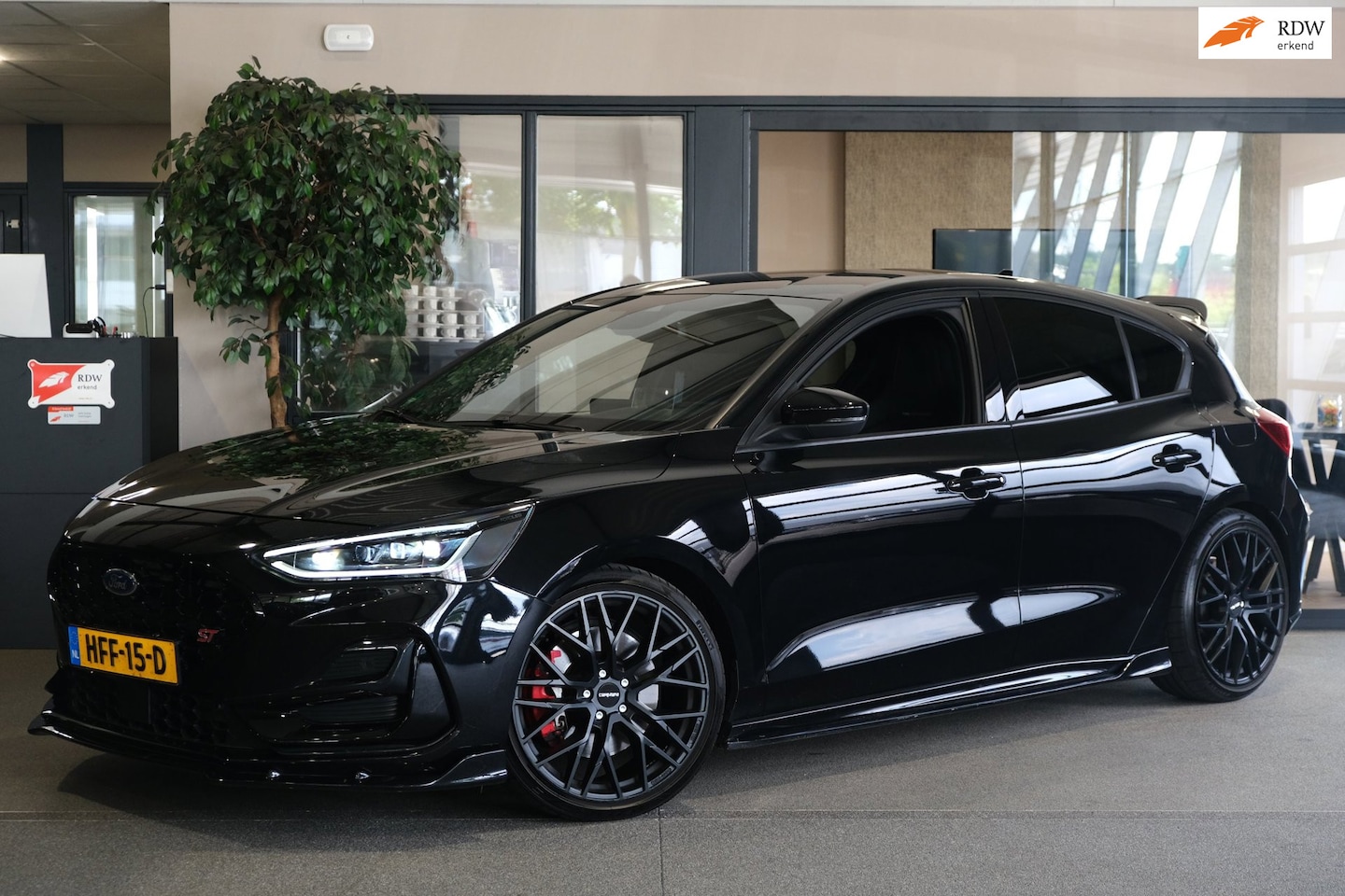Ford Focus - 2.3 EcoBoost ST-X 280PK Navi ACC PDC Cam B&O Recaro Keyless - AutoWereld.nl