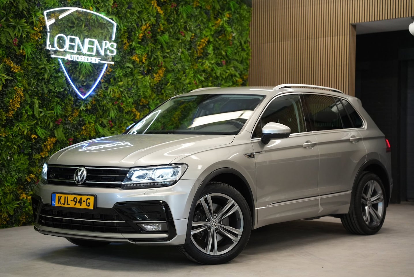 Volkswagen Tiguan - 2.0 TSI 4Motion R-Line / Trekhaak / CarPlay / ACC / - AutoWereld.nl
