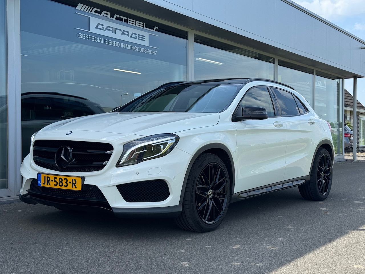 Mercedes-Benz GLA-Klasse - 180 Ambition AMG night-pakket automaat , Panoramaschuifdak , achteruitrijcamera - AutoWereld.nl