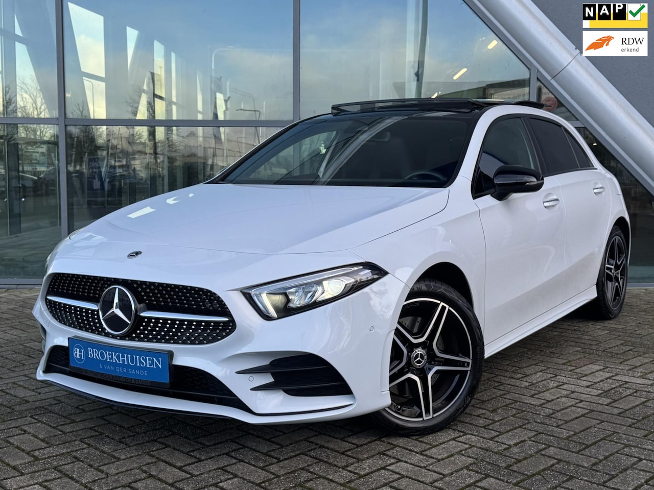 Mercedes-Benz A-klasse - 250 e AMG Line Plug in Hybride 218pk Pano / Widescreen / Trekhaak / Sfeerverlichting - AutoWereld.nl