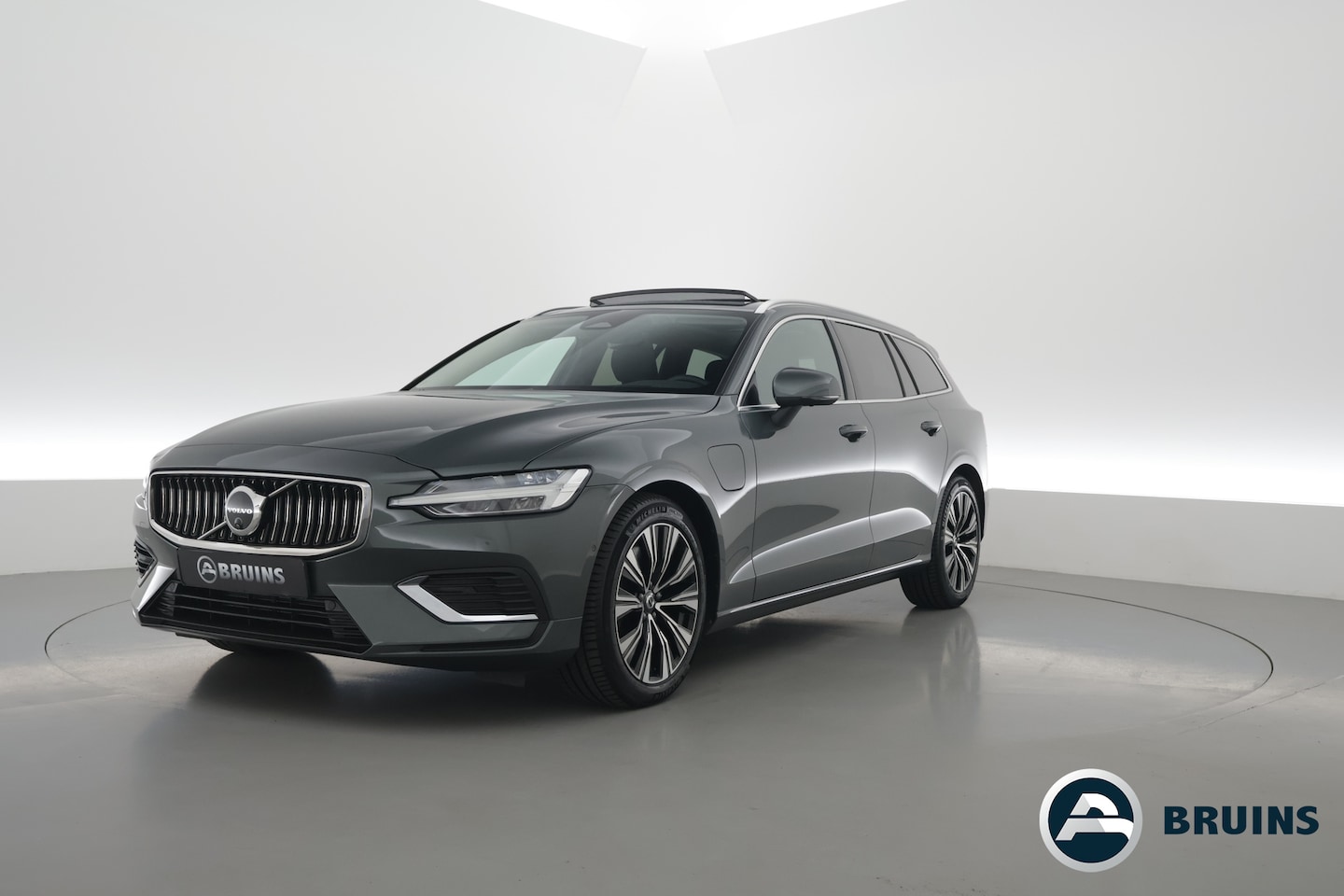 Volvo V60 - 2.0 T8 Plug-in hybrid AWD Plus Bright | 455 PK | Pano-dak | Forest Lake | 360 camera | Hea - AutoWereld.nl