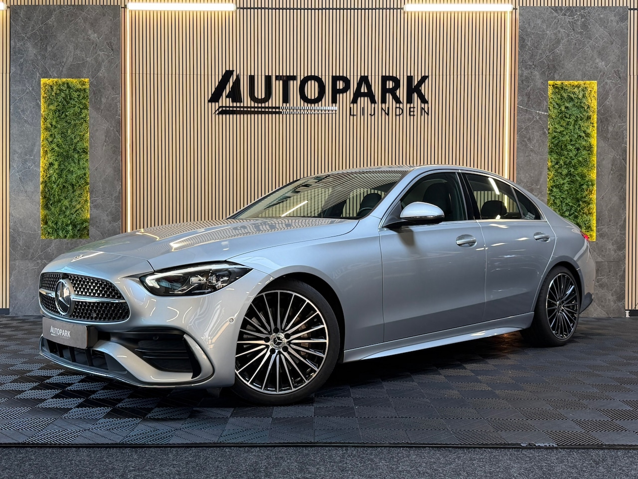 Mercedes-Benz C-klasse - 180 AMG Line GARANTIE|CAMERA|DODEHOEK|KEYLESS|19INCH|DEALER ONDERHOUDEN|2022 - AutoWereld.nl