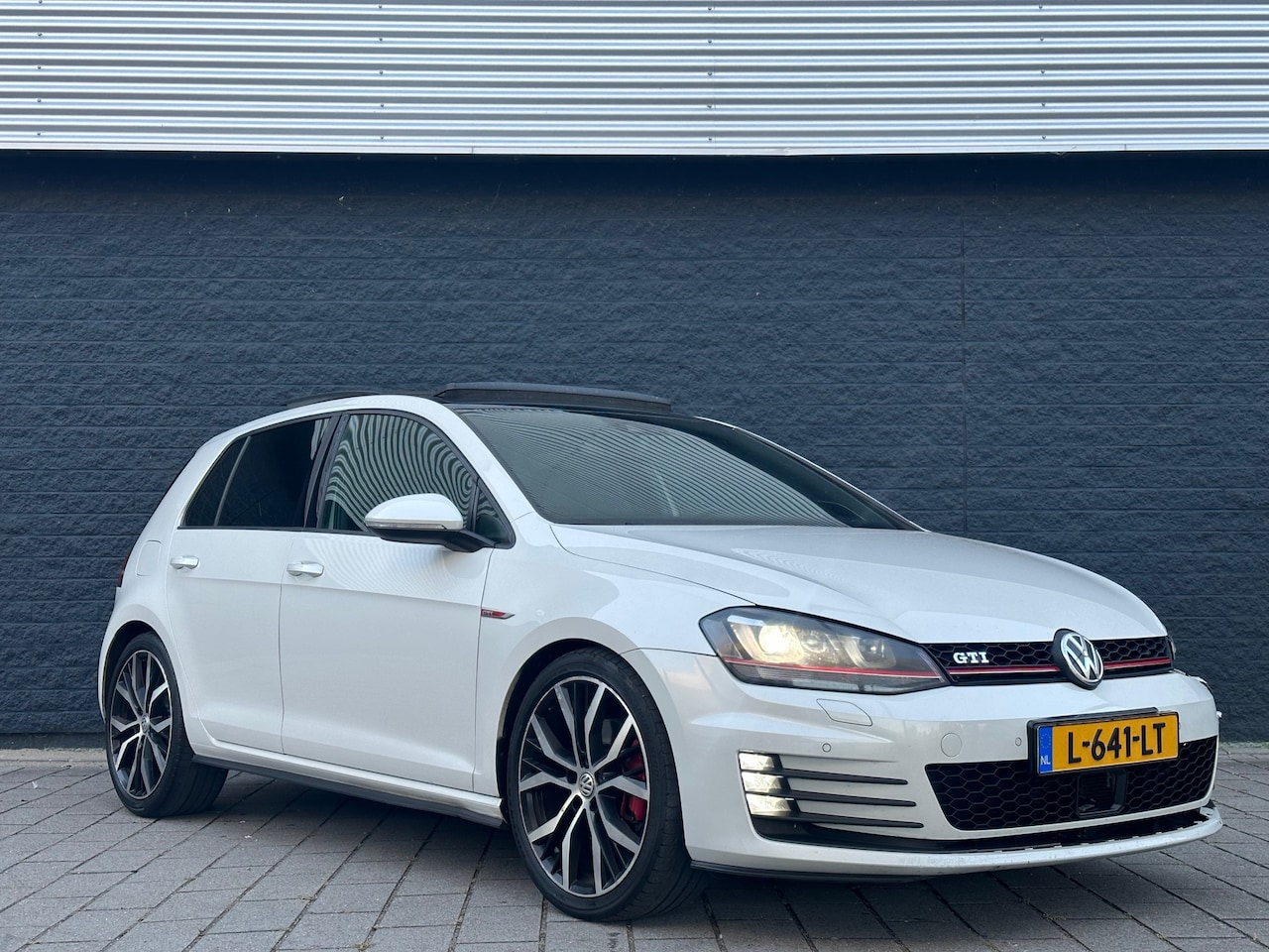 Volkswagen Golf - 2.0 TSI GTI Panorama Dynaudio E.Trekhaak Leer ACC - AutoWereld.nl