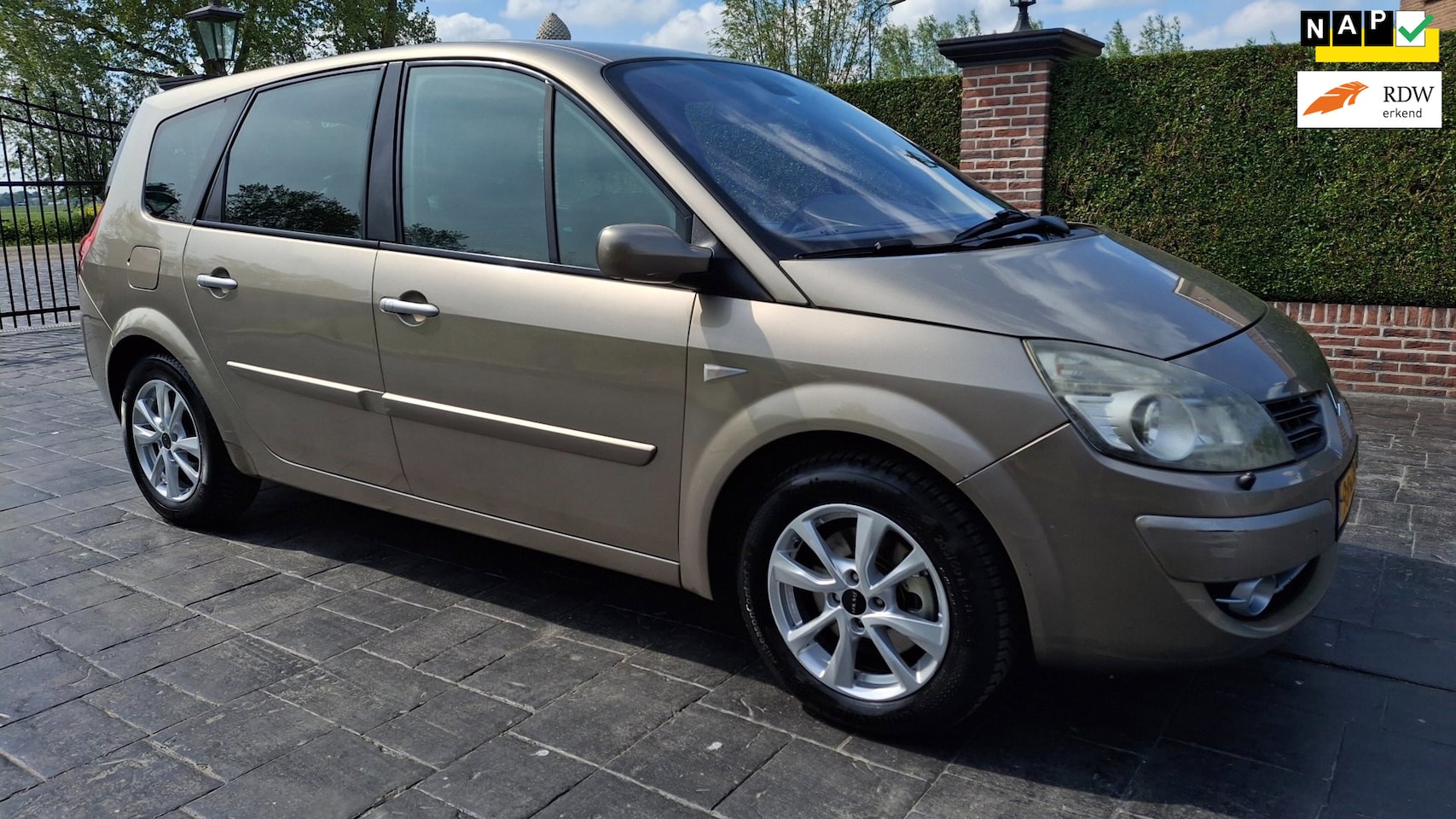 Renault Grand Scénic - 2.0-16V Tech Line AUtomaat 7 persoons Navi Keyless start&Go - AutoWereld.nl