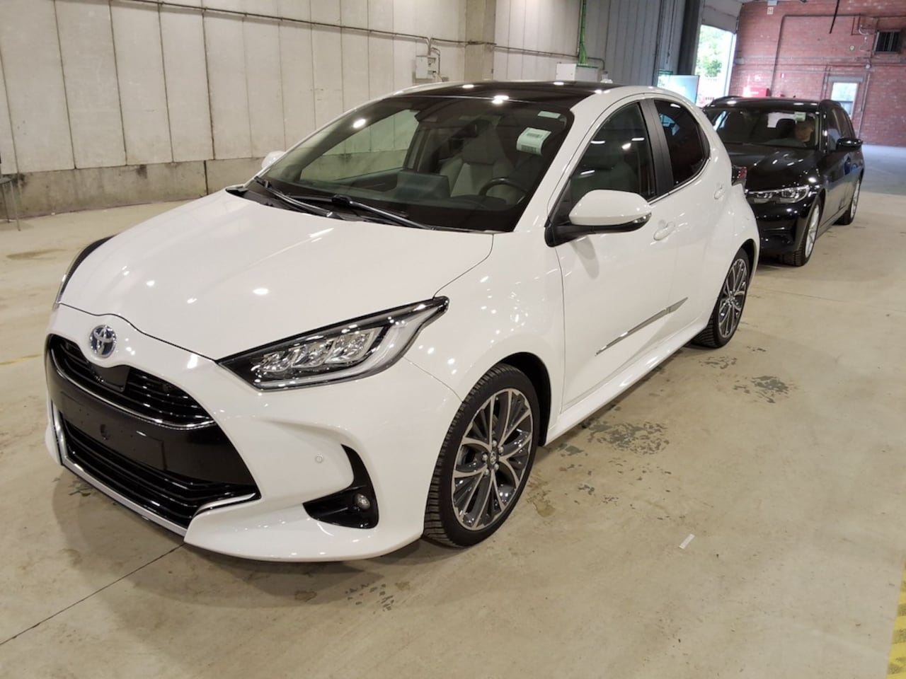 Toyota Yaris - 1.5 Hyb. Executive Hud JBL Pano PDC - AutoWereld.nl