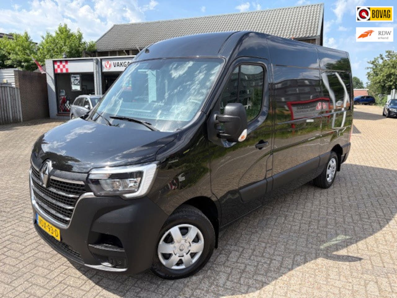 Renault Master - T33 2.3 dCi 135 L2H2 *airco / bank / navi / trekhaak / camera / cruise-control* - AutoWereld.nl
