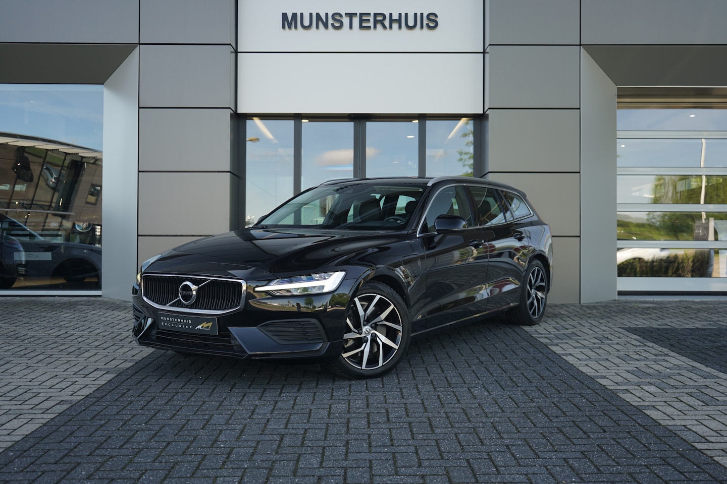 Volvo V60 - 2.0 T6 Twin Engine AWD Momentum Pro | Verwarmde voorstoelen | - AutoWereld.nl