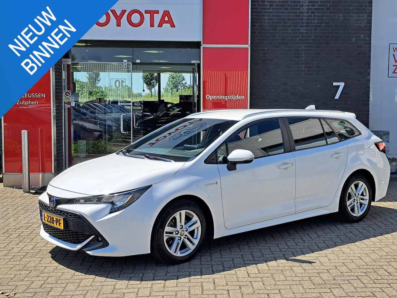 Toyota Corolla Touring Sports - 1.8 Hybrid Active STOELVERWARMING ADAPTIVE CRUISE CONTROL NAVIGATIE - AutoWereld.nl