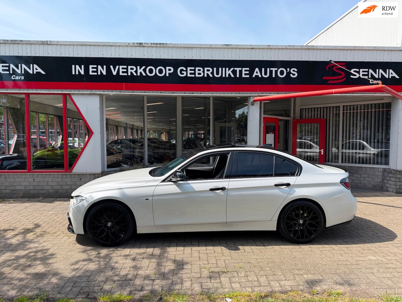 BMW 3-serie - 320i Aut - M pakket - 20 inch - Leer - HUD - Klep - AutoWereld.nl