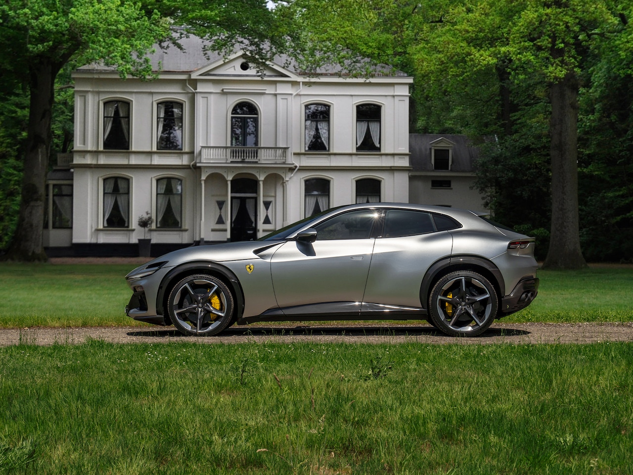 Ferrari Purosangue - 6.5 V12 | Sanu Silver | Full Carbon | Alcantara interior - AutoWereld.nl