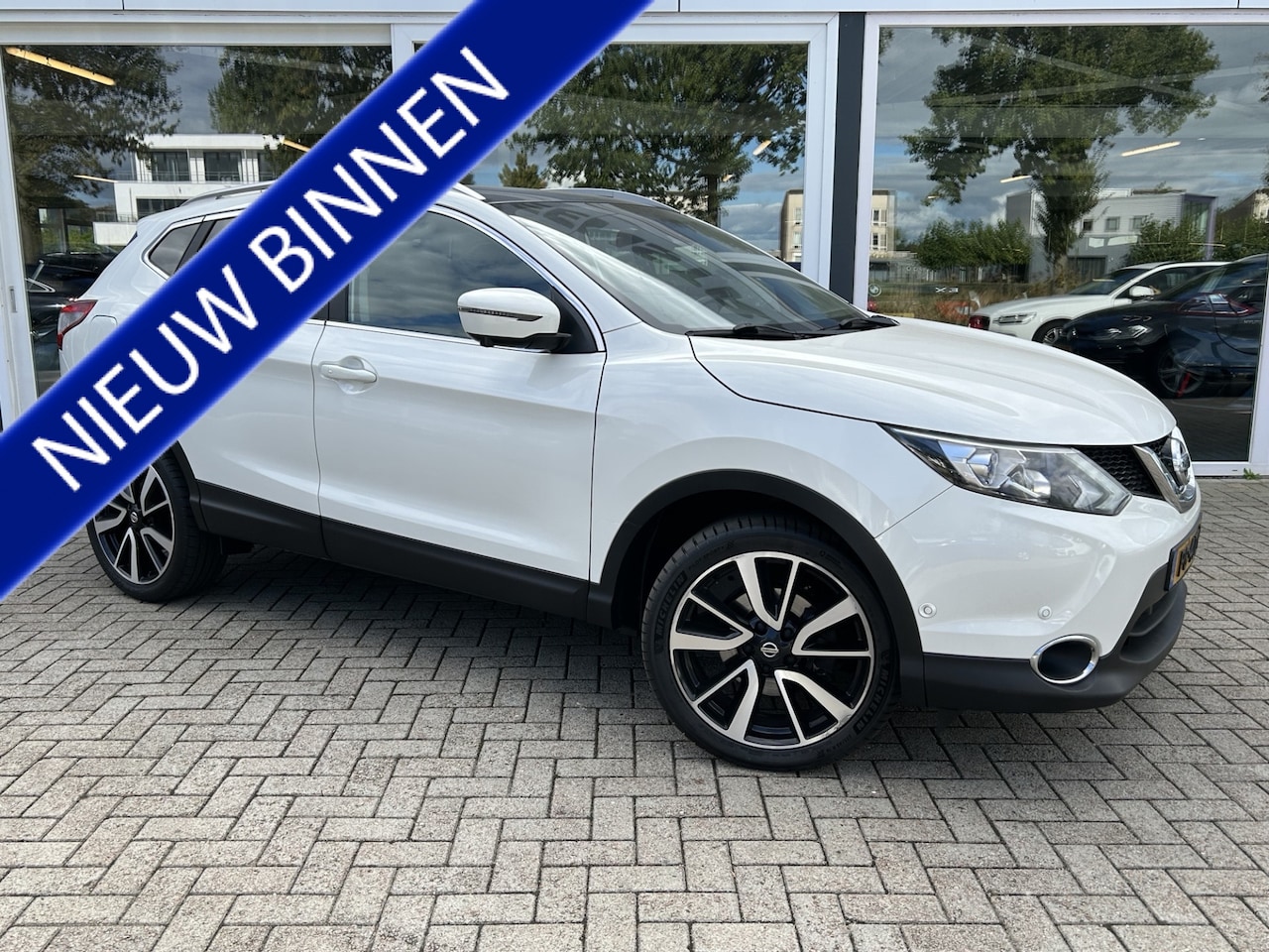Nissan Qashqai - 1.2 Tekna Automaat / Leder / Camera / Pano / Stoelverwarming - AutoWereld.nl