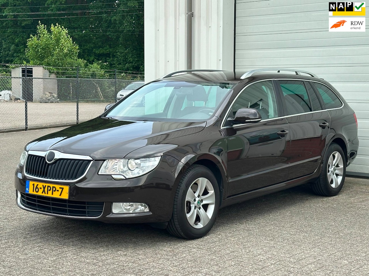 Skoda Superb Combi - 1.4 TSI Greentech Ambition 1.4 TSI Greentech Ambition, Climate, Cruise, Xenon, Pdc, Trekhaak ! - AutoWereld.nl