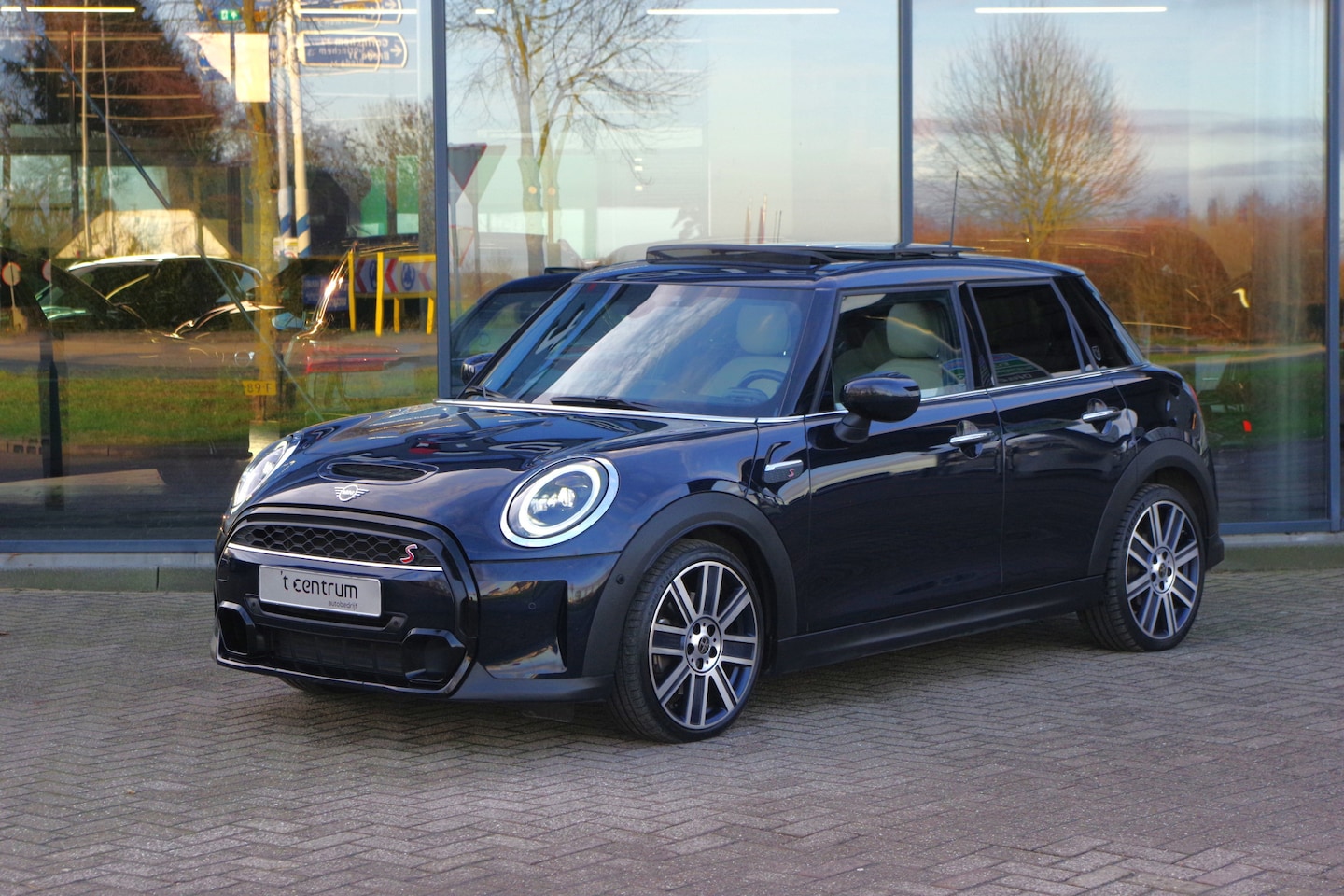 MINI 5-Deurs - Mini 2.0 179 PK Automaat Cooper S MINI Yours, Panoramadak, Harmon/Kardon, Leder - AutoWereld.nl