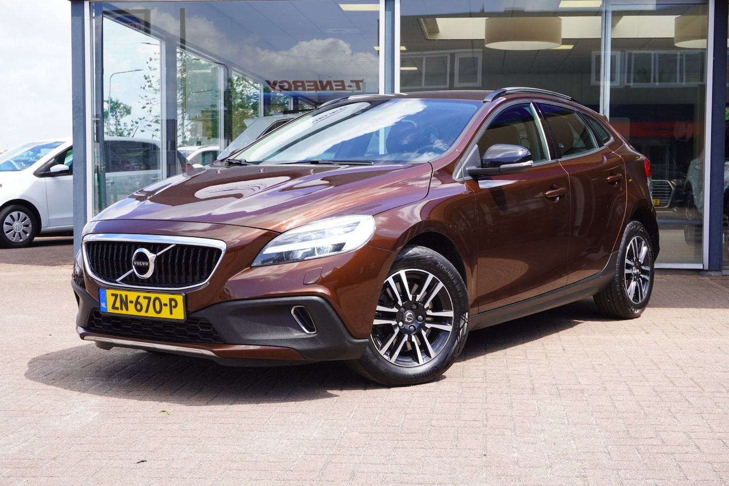 Volvo V40 Cross Country - 2.0 T4 Kinetic Automaat | Airco | Navigatie | 190PK | Dealerauto | Inruil mogelijk - AutoWereld.nl