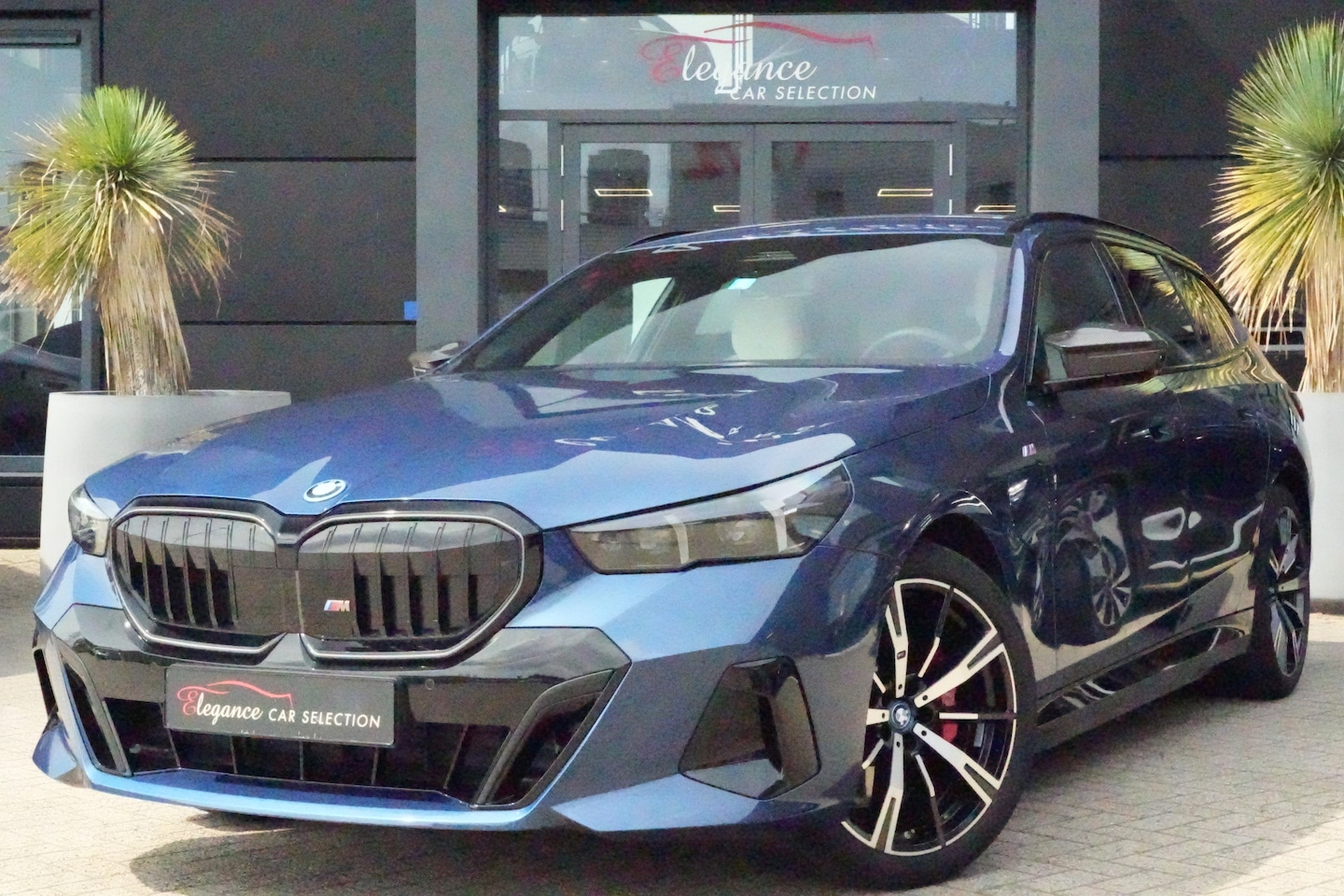 BMW 5-serie Touring - 530e xDrive M Sport High Executive 300pk HarmanKardon/Trekhaak/Camera - AutoWereld.nl