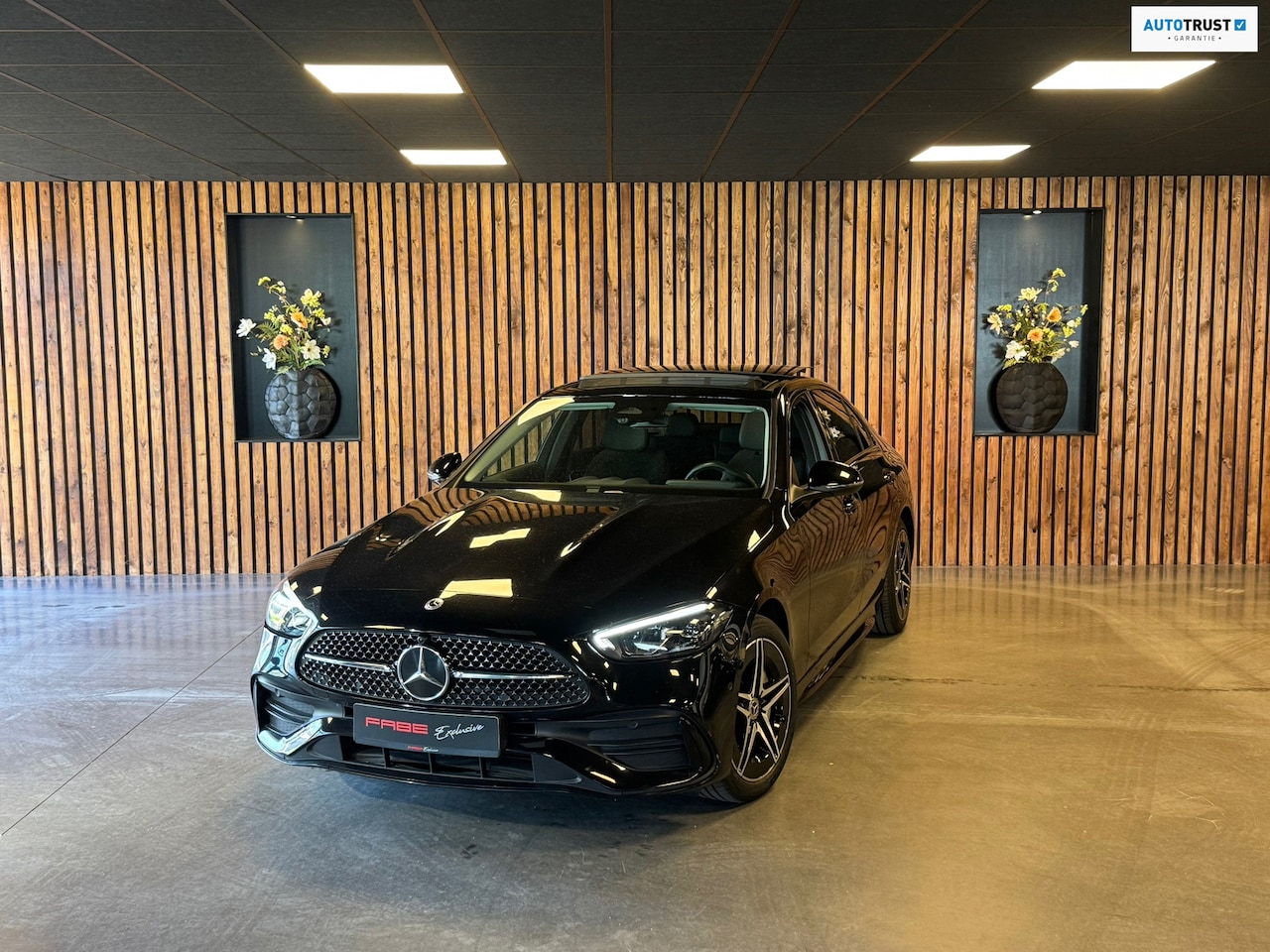 Mercedes-Benz C-klasse - 300 e AMG Line / Pano / Burmester / Camera / Sfeerverlichting / Stoelverwarming / Trekhaak - AutoWereld.nl