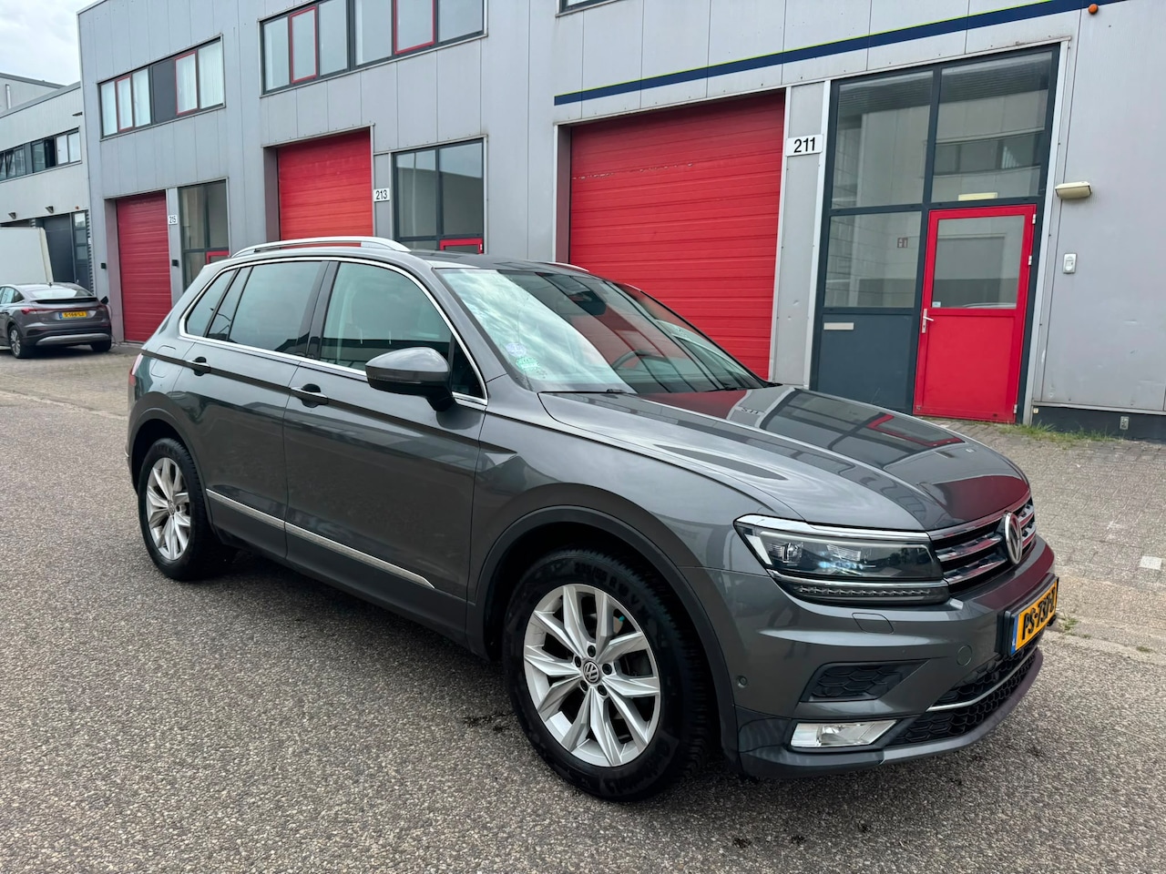 Volkswagen Tiguan - 1.4 TSI ACT Highline 150 PK DSG AUT PANO 360 CANERA LEDER LED FULL - AutoWereld.nl