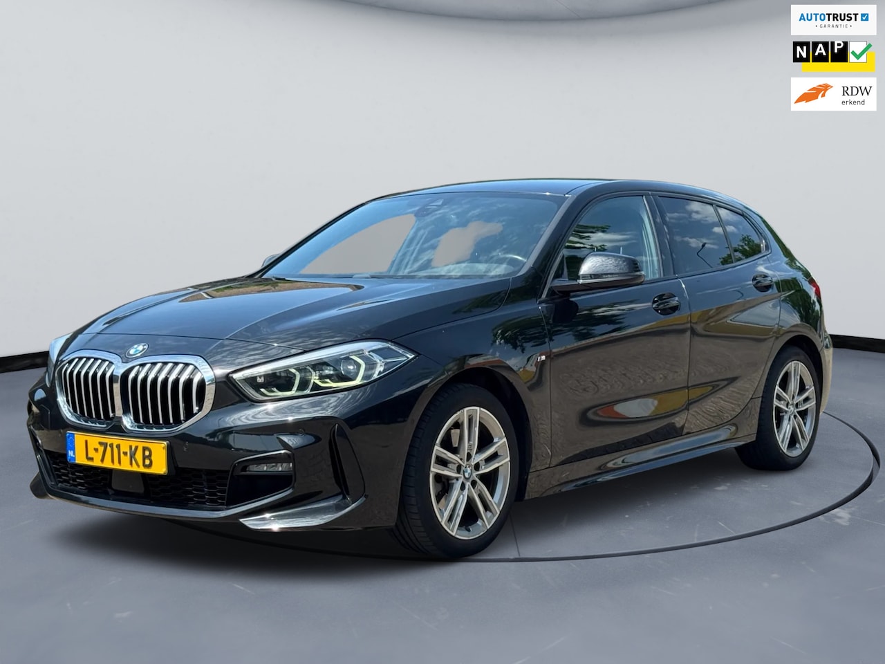 BMW 1-serie - 118i M-sport shadow line|NAP|Sfeerverlicht|Sportstoel| - AutoWereld.nl