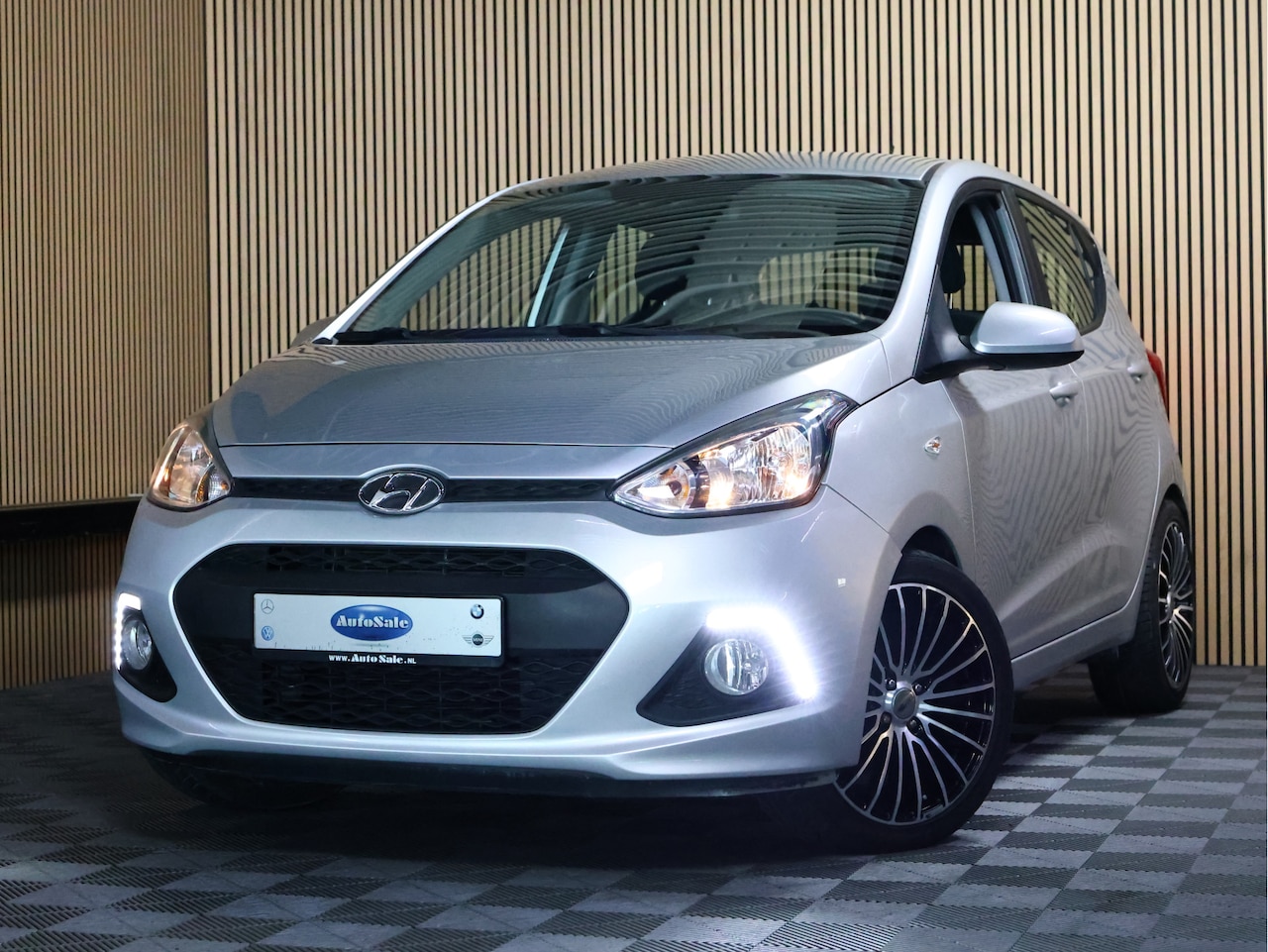 Hyundai i10 - 1.0i Comfort 5p. AUTOM CLIMATRONIC BT STOELVERWARMING - AutoWereld.nl