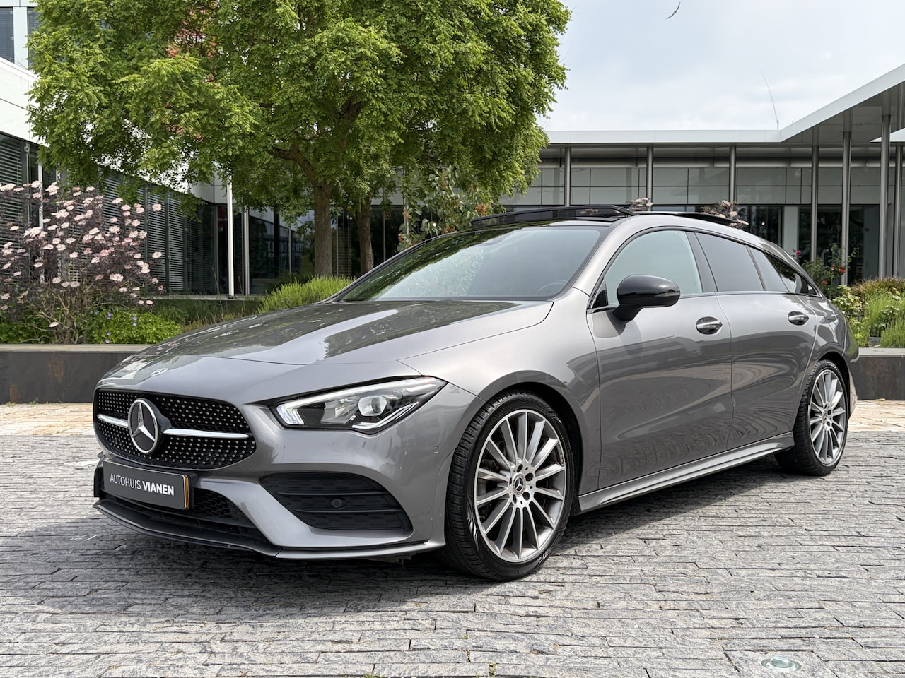 Mercedes-Benz CLA-klasse Shooting Brake - AMG Line / Pano dak / Camara / 180 Premium Plus - AutoWereld.nl