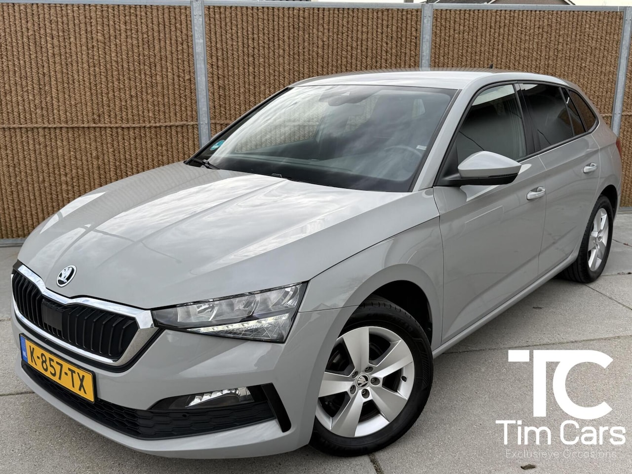 Skoda Scala - 1.0 TSI Sport Business Automaat | Trekhaak uitklapbaar | Steel Grey | Achteruitrijcamera | - AutoWereld.nl