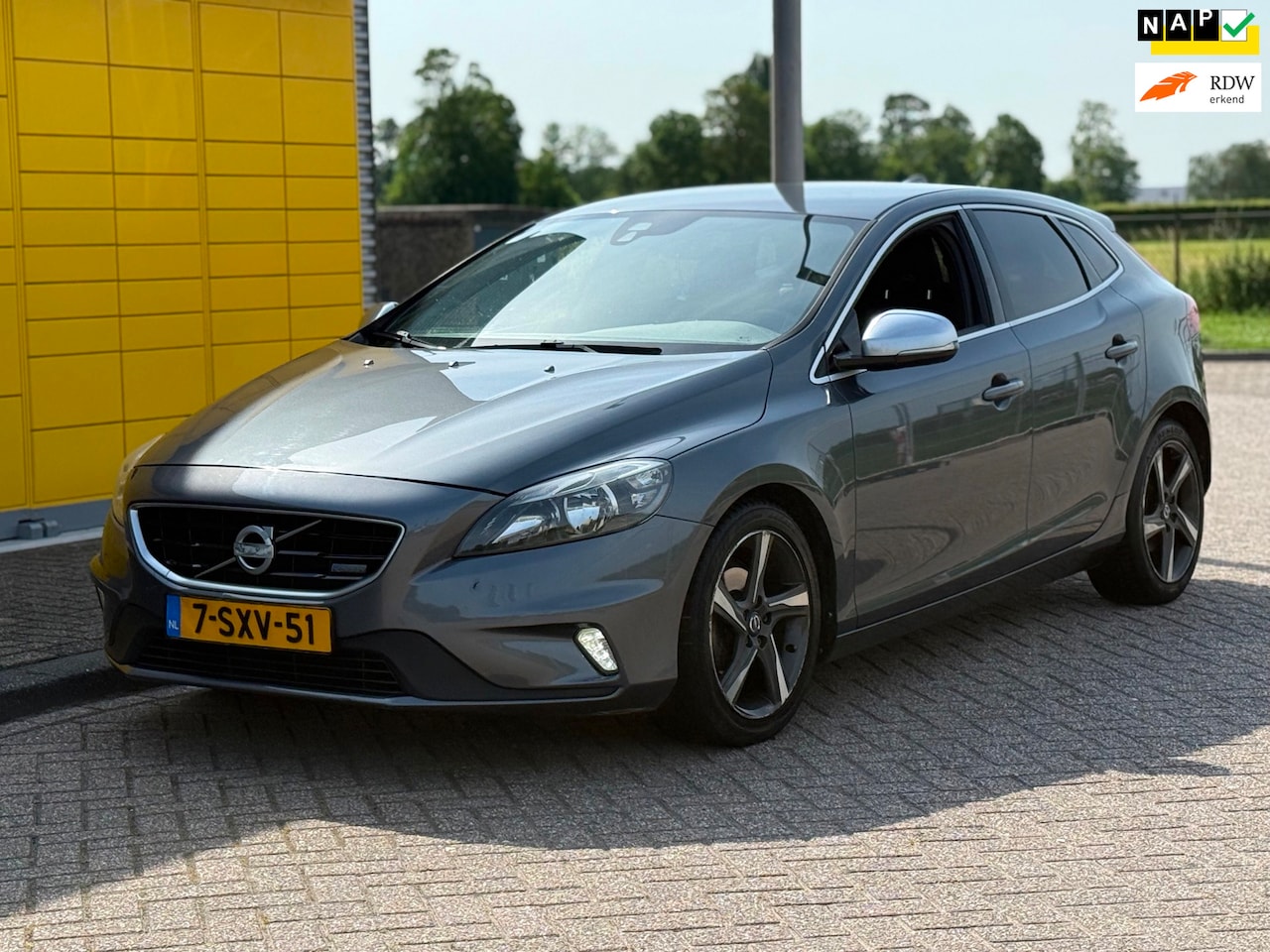 Volvo V40 - 1.6 D2 R-Design Bj 2013 ECC Airco Half leer Xenon Navi Pdc d-riem v.v. - AutoWereld.nl