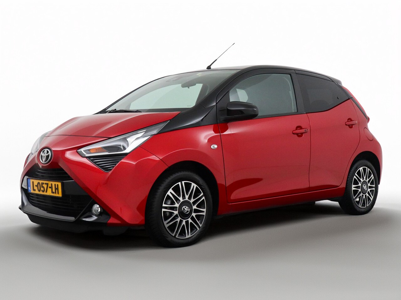 Toyota Aygo - 1.0 VVT-i x-clusiv | Lane assist | Climate Control | Lederen bekleding | Apple CarPlay/And - AutoWereld.nl