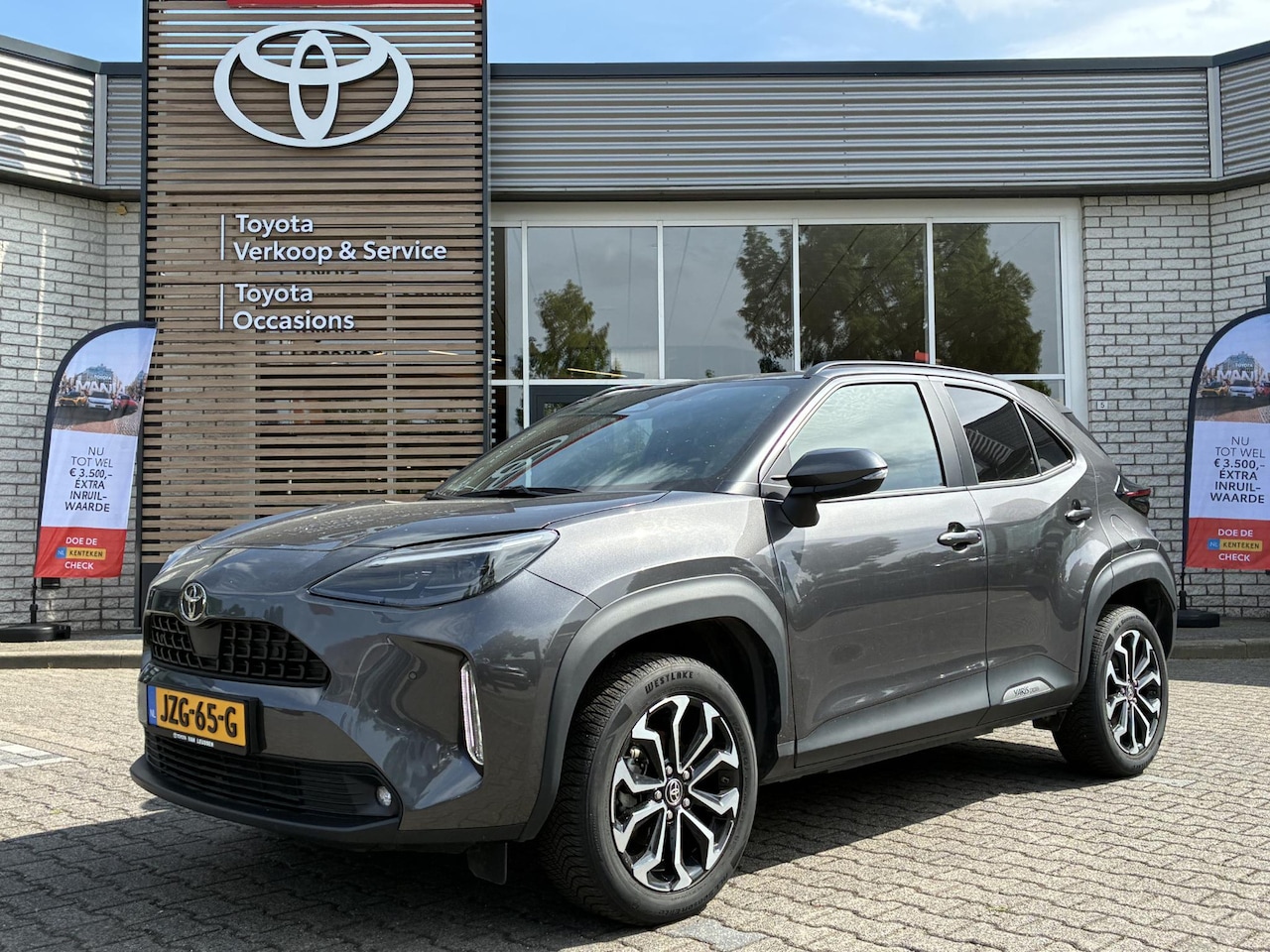 Toyota Yaris Cross - 1.5 HYBRID 115 FIRST EDITION STOEL/STUUR/VOORRUITVERWARM. P-SENSOREN KEYLESS ANDROID/APPLE - AutoWereld.nl