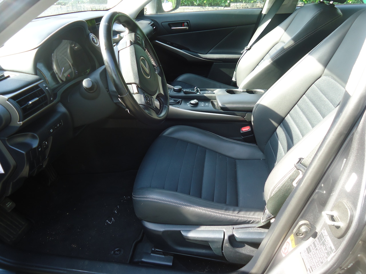 Lexus IS - 300h Hybrid Business Line ederlandse auto met nap facelift model