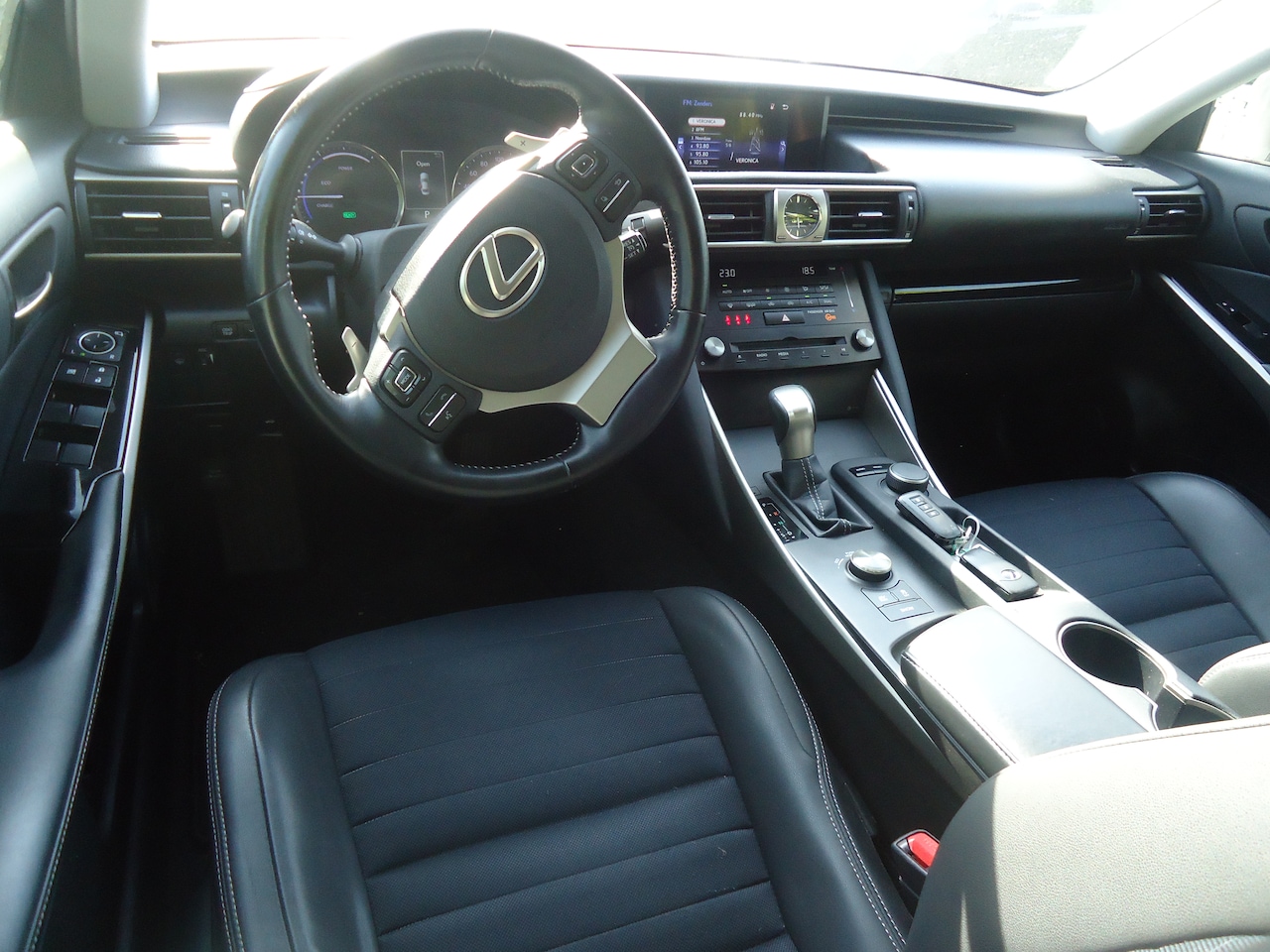Lexus IS - 300h Hybrid Business Line ederlandse auto met nap facelift model