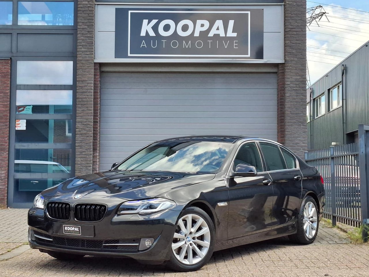 BMW 5-serie - 528i High Executive | LED | Trekhaak | Sportstoelen | Camera - AutoWereld.nl