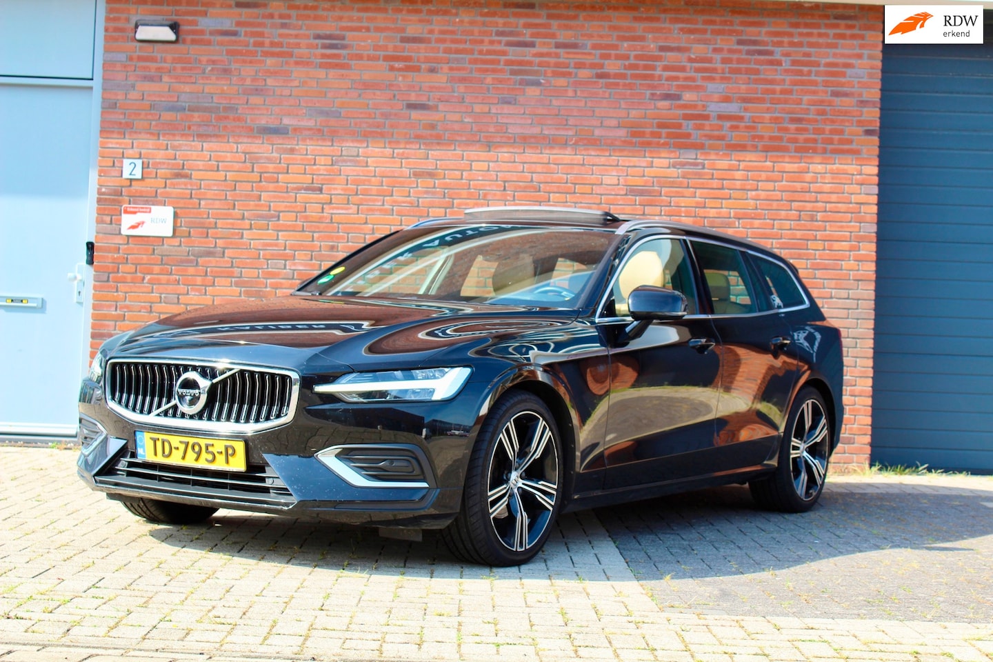 Volvo V60 - 2.0 D4 Inscription | FULL OPTION | PANO 360 HK HUD - AutoWereld.nl