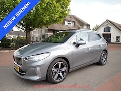 BMW 2-serie Active Tourer - 225e xDrive PANODAK / TREKHAAK / CARPLAY / CRUISE / LEER / NAVI