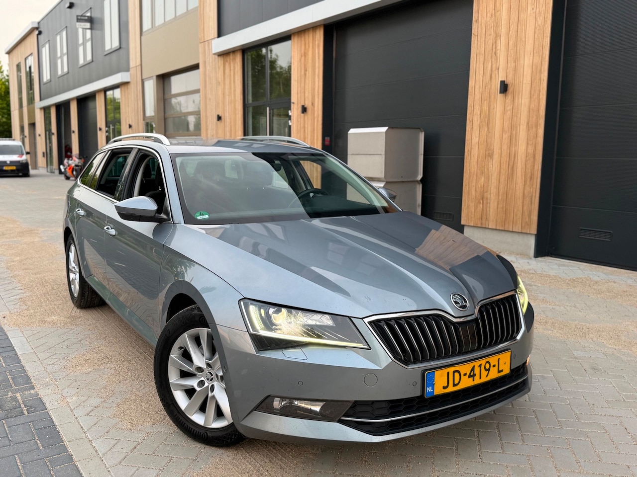Skoda Superb Combi - 1.6 TDI Style (bj 2016) XENON|KEYLESS|CAMERA|MEMORY - AutoWereld.nl