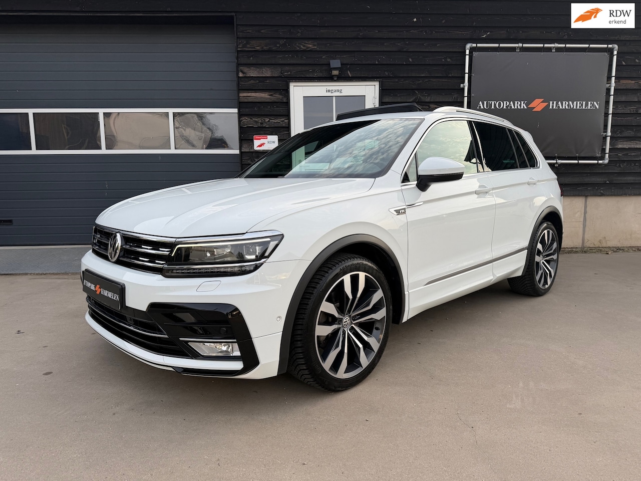 Volkswagen Tiguan - 2.0 TSI 4Motion 3X R Line Pano Trekhaak - AutoWereld.nl
